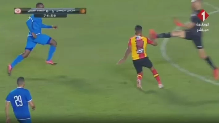 A lo 'Chiquito' Flores: Arquero metió criminal patada en la Champions League africana