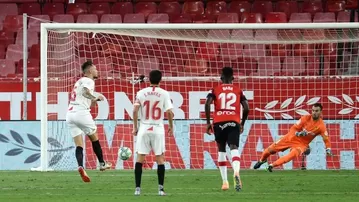 A lo 'Puma' Carranza: El penal 'sin mirar' de Lucas Ocampos en triunfo del Sevilla