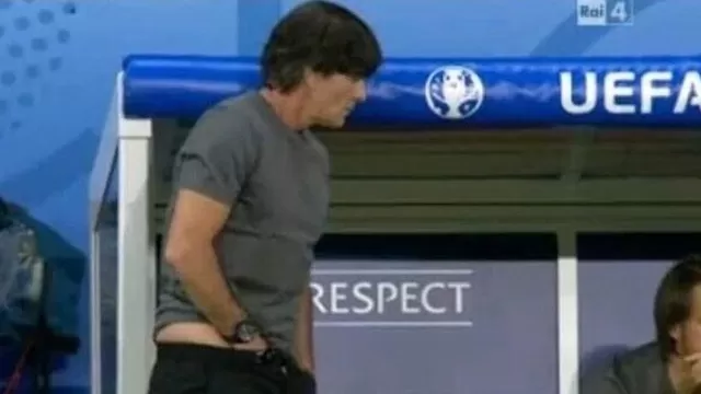 Löw dice que se tocó y olió sus partes en el banquillo de forma inconsciente