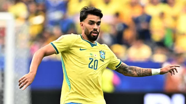 Lucas Paquetá quedó tirado en el área tras fuerte pelotazo en la cara. Foto: Reuters