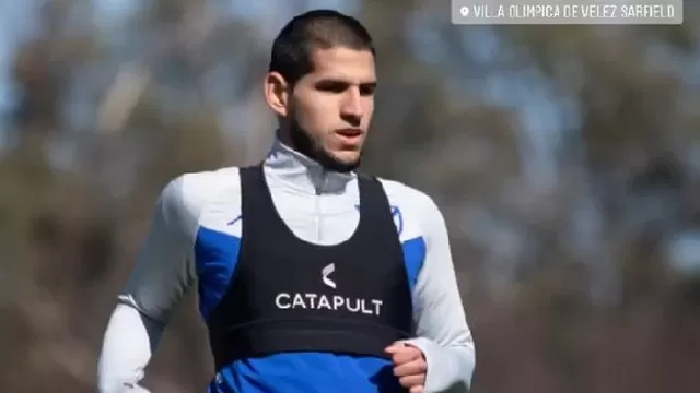 El defensa peruano volvió a las prácticas de Vélez en medio de su posible salida del equipo de Liniers. | Video: Instagram