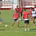 Luis Advíncula cumplió su primera práctica con Rayo pendiente de su pase a Boca Juniors