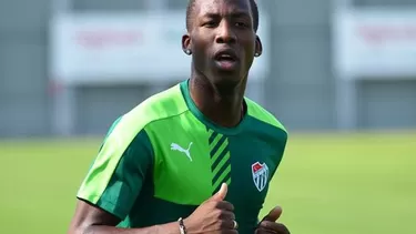 Advíncula ingresó por la banda derecha. (Facebook Bursaspor)