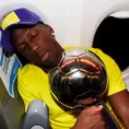 Advíncula festejó con algarabía su título con Boca Juniors y se durmió con la copa Advíncula festejó con algarabía su título con Boca Juniors y se durmió con la copa