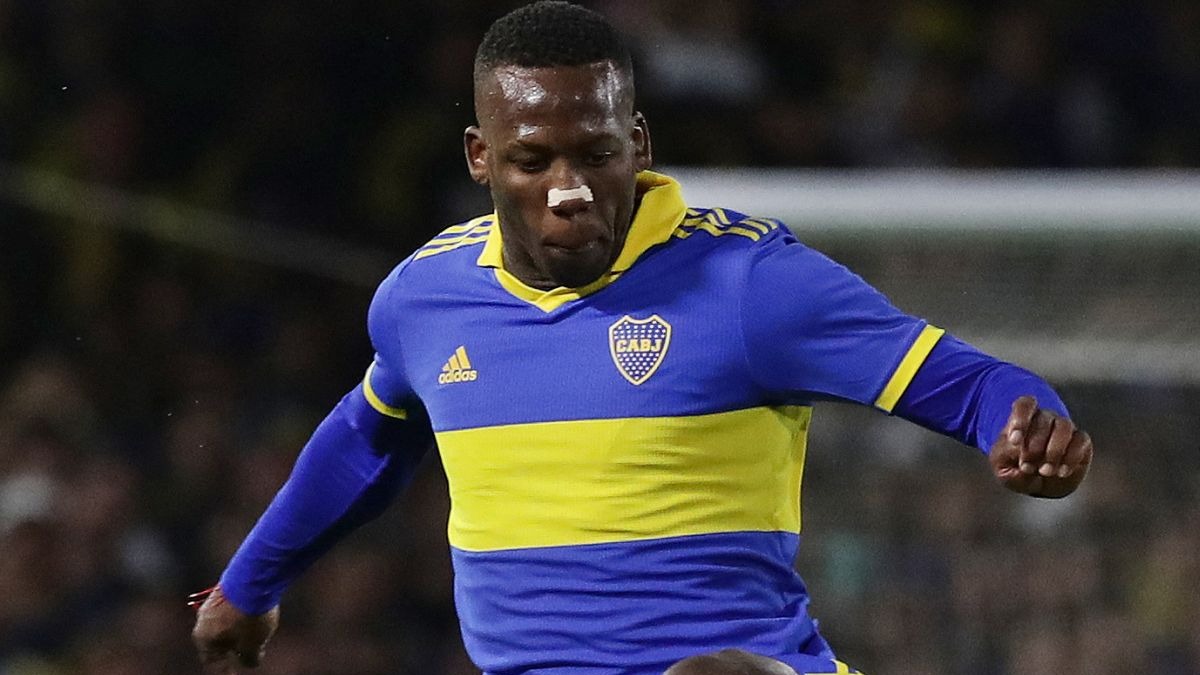 Luis Advíncula jugaría de mediocampista en el Boca vs. Racing