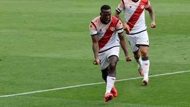 Luis Advíncula actualmente defiende al Rayo Vallecano en la Segunda División de España | Foto: AFP.