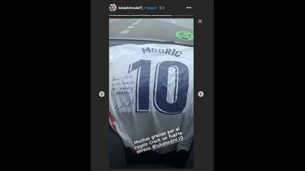 Luis Advíncula enseñó su regalo en Instagram.