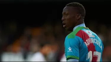 Advíncula fue expulsado ante Valencia por doble amarilla. | Foto: EFE Advíncula fue expulsado ante Valencia por doble amarilla. | Foto: EFE