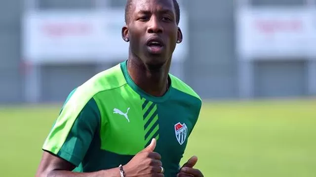 Luis Advíncula y dos salvadas en menos de un minuto en el Bursaspor