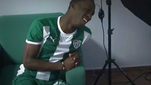 Luis Advíncula y su aparición en la sesión de fotos del Bursaspor