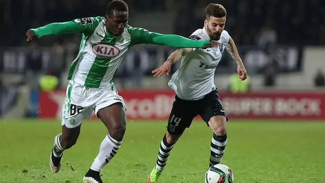 Advíncula y su gran carrera con huacha incluída para gol del Vitoria