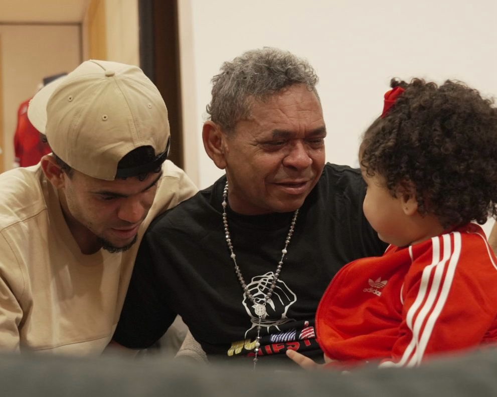 Emotivo reencuentro entre Luis Díaz y su padre. | Foto: @FCFSeleccionCol