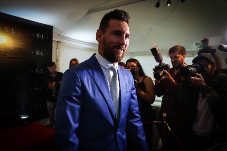 Messi optó por un traje de color azul con camisa blanca y zapatos negros | Foto: EFE.