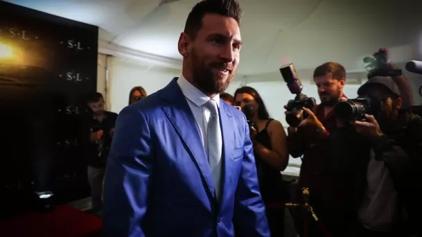 Messi optó por un traje de color azul con camisa blanca y zapatos negros | Foto: EFE.