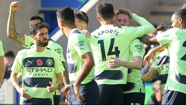 Manchester City ganó 1-0 en Leicester con magistral gol de tiro libre de De Bruyne