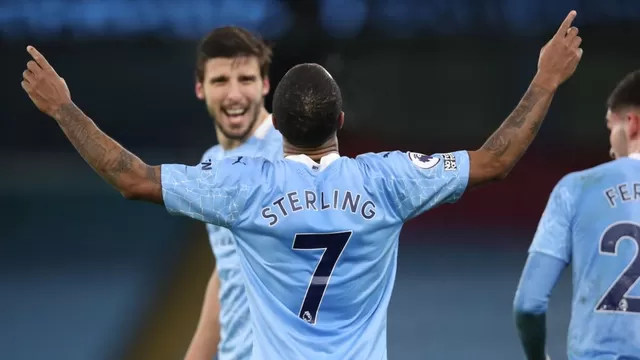 Raheem Sterling selló el triunfo del City con un genial tiro libre. | Foto: AFP/Video: Espn