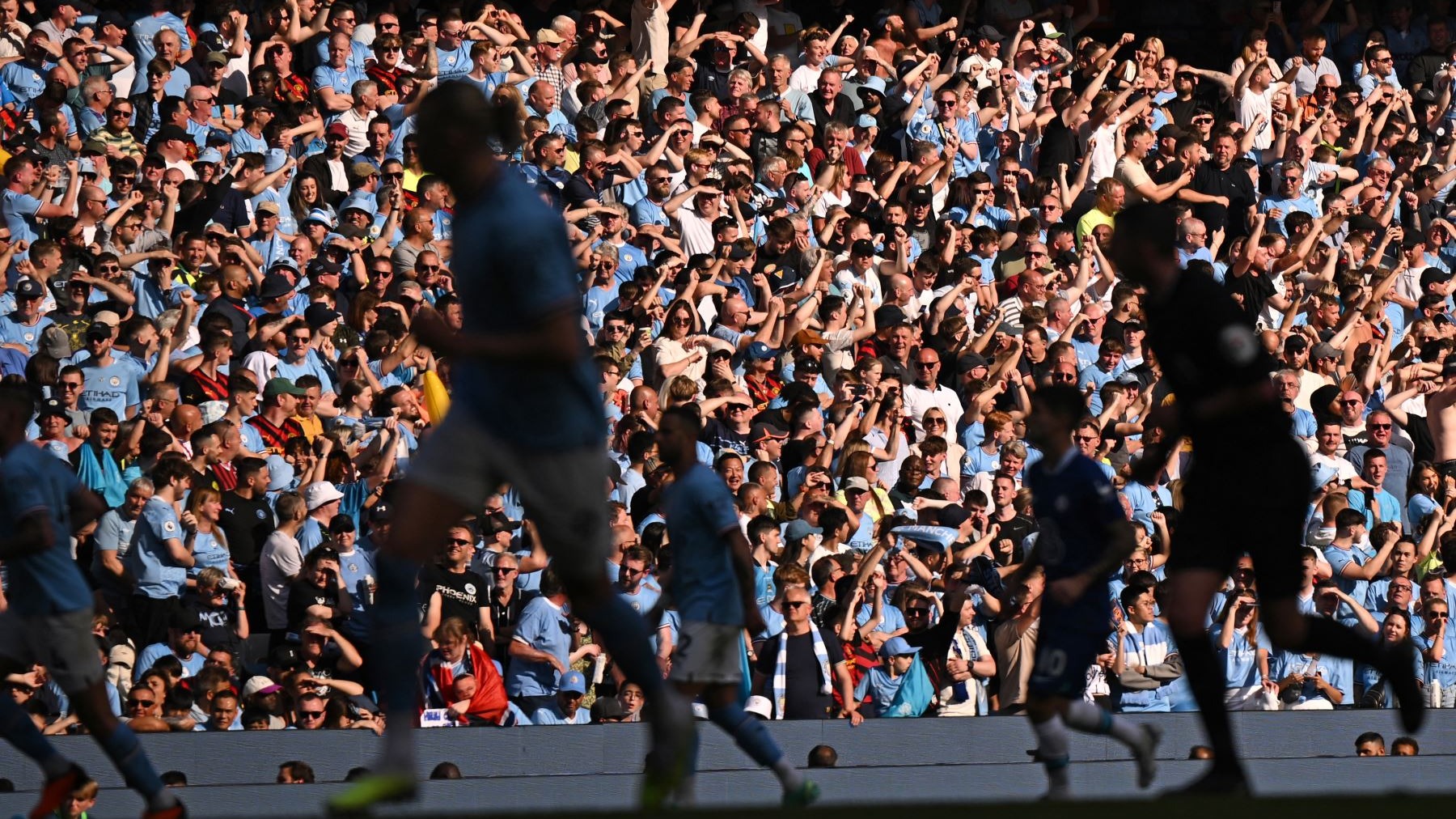 Manchester City: Hinchas ciudadanos invadieron la cancha para celebrar la Premier League