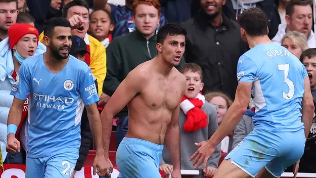 Manchester City venció 2-1 al Arsenal con gol de Rodri en el descuento