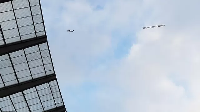 El avión con el mensaje sorprendió a todos en el Manchester City vs. Burnley | Foto: Dailymail.