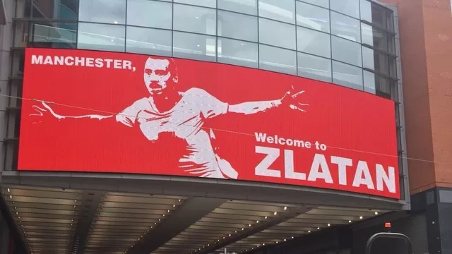 Manchester da la bienvenida a Ibrahimovic con un cartel publicitario gigante