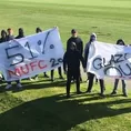 Manchester United: Hinchas invadieron el campo de práctica para reclamar contra dueños del club