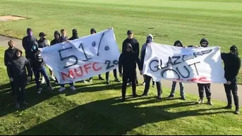 Manchester United: Hinchas invadieron el campo de práctica para reclamar contra dueños del club