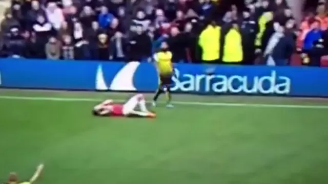 Danny Blind del Manchester United fue el agredido.