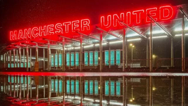 Manchester United reabre centro de entrenamiento tras casos de covid-19