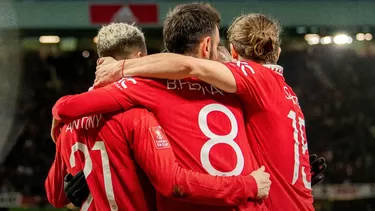 Bruno Fernandes en dos ocasiones y Marcel Sabitzer le dieron la victoria a los &#39;Red Devils&#39;. | Foto: Manchester United.