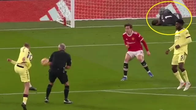 Manchester United vs. Arsenal: Polémico gol con David de Gea lesionado en el suelo