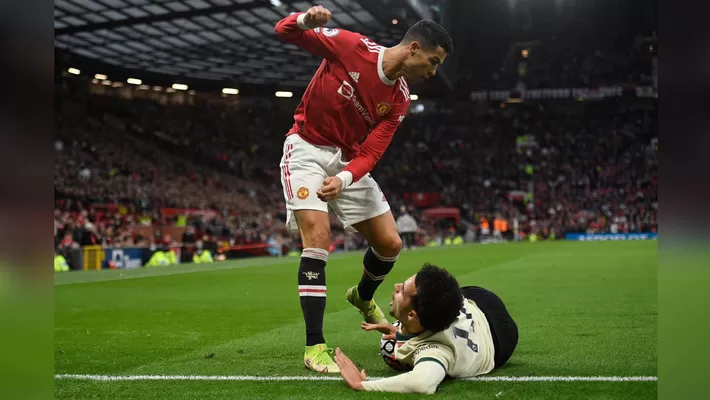 Manchester United vs. Liverpool: Cristiano se descontroló y le propinó patadas a rival