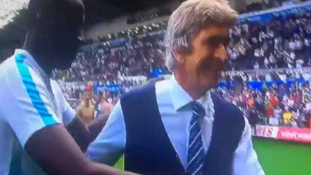 Manuel Pellegrini regaló su saco en despedida del Manchester City