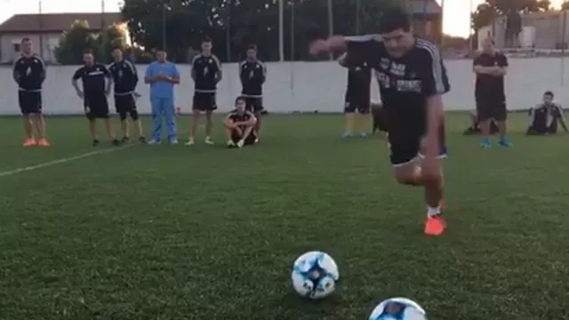 Maradona enseñó a patear tiros libres a jugadores del Deportivo Riestra 