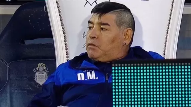 Maradona descartó aislamiento por el coronavirus y estrenó look en el Gimnasia vs. Balfield