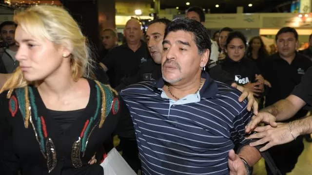 Maradona: mira cómo el ex futbolista golpea a su pareja Rocío Oliva