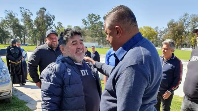 Maradona conversó con con el &#39;Chiqui&#39; Tapia en el predio de Gimnasia. | Foto: Chiqui Tapia
