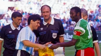 Maradona rindió homenaje a Stephen Tataw, excapitán de Camerún en Italia-1990