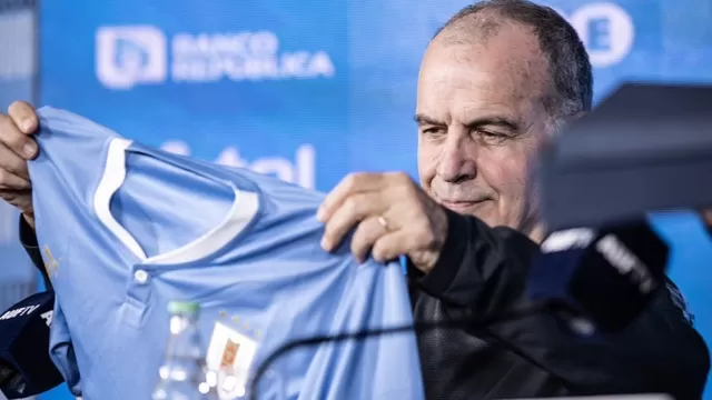 Marcelo Bielsa fue presentado oficialmente como DT de Uruguay