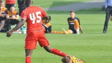 Mario Balotelli le tiró una patada en la cabeza a un rival Mario Balotelli le tiró una patada en la cabeza a un rival