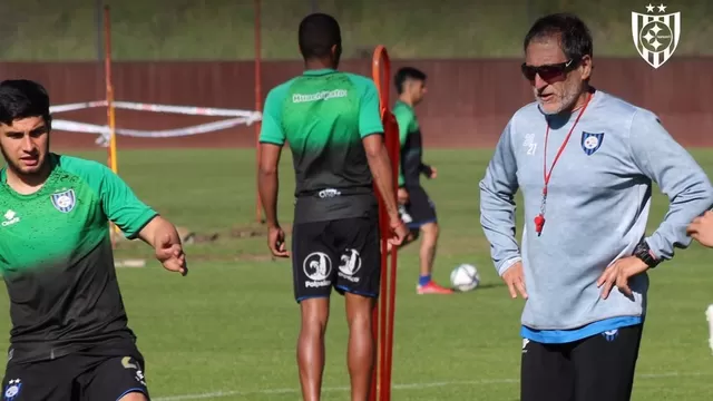 Mario Salas, entrenador chileno de 54 años. | Foto: @Huachipato