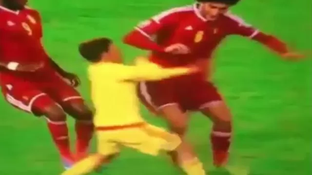 Marouane Fellaini y un brutal codazo que dejó sangrando a Joe Allen