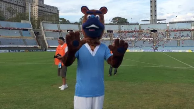 Mascota del Sudamericano quiso estar en la foto de Brasil y esto sucedió