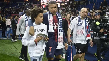 Mbapp&amp;eacute; recibi&amp;oacute; el trofeo de mejor jugador del campeonato de Francia. | Foto: EFE