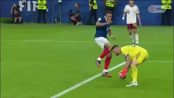 Pudo sacarlo del Mundial: la violenta acción de Mbappé contra Unai Simón, preso de la frustración