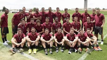 Los memes tras la singular pose de Ashley Cole en la foto de la Roma