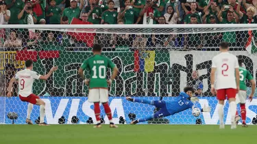 Memo Ochoa ataja penal de Robert Lewandowski | Foto: FIFA / Video: Directv (Fuente: Latina)