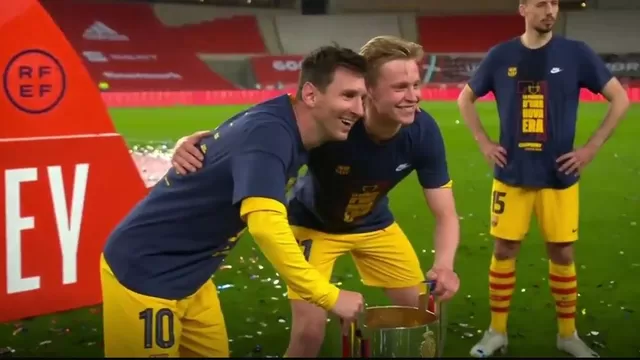 Messi fue asediado por sus compañeros para fotos tras el título del Barcelona