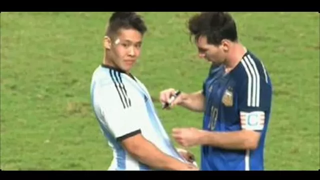 Messi hace olvidar malentendido con Kaká dando autógrafo en pleno partido
