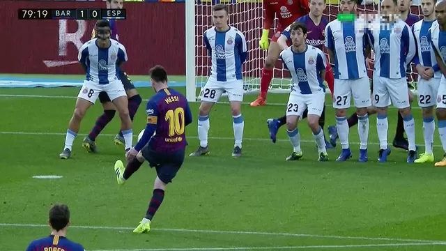 Messi la pic&amp;oacute; en un tiro libre y Barcelona se puso 1-0 tras autogol del Espanyol. | Foto: Captura de Pantalla