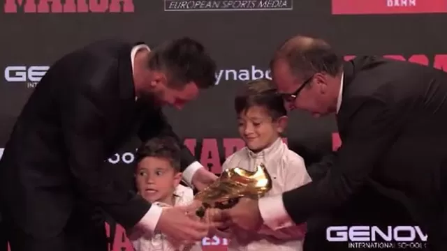 El hijo de Messi intentó &quot;quedarse&quot; con la Bota de Oro | Video: Sport.